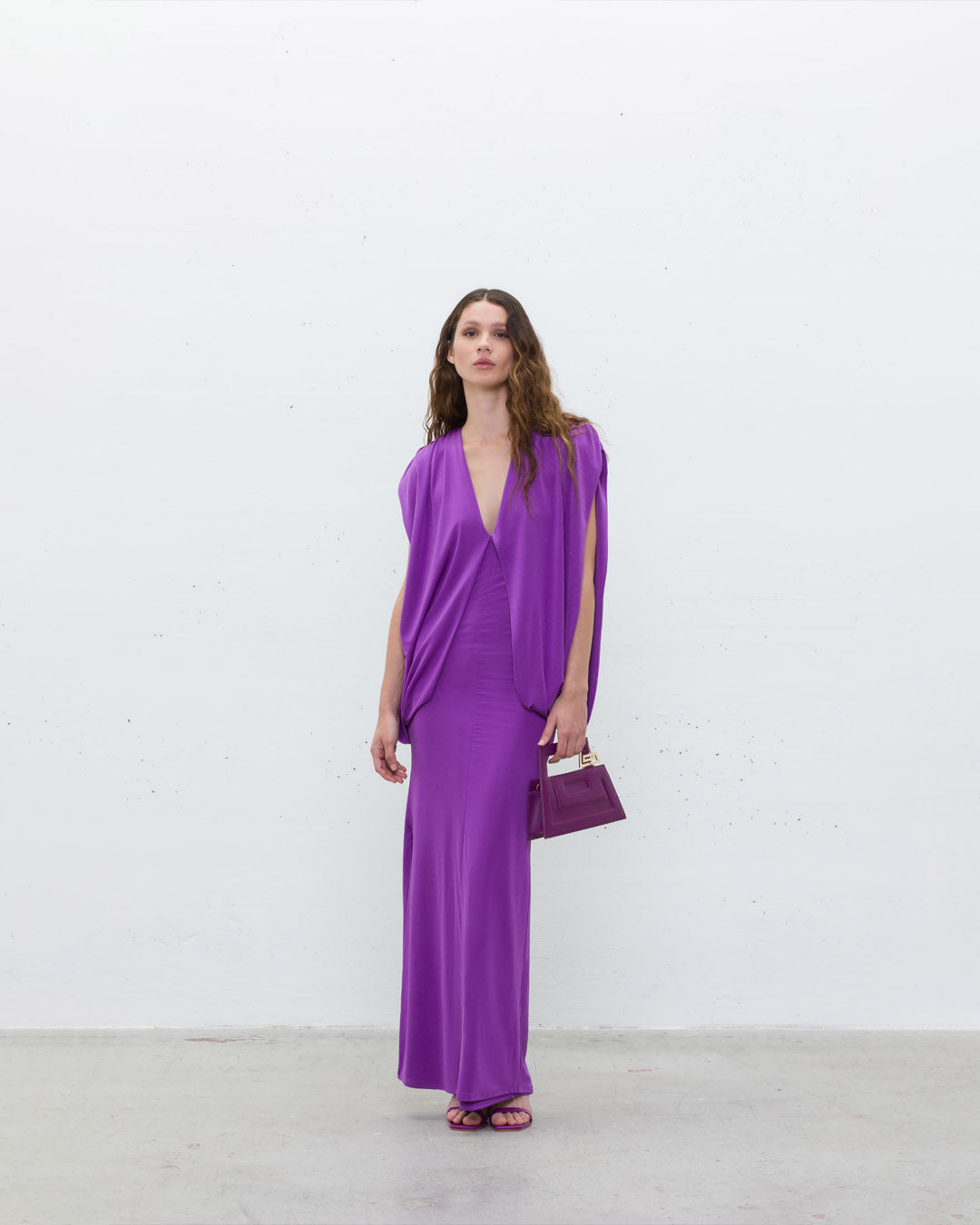 Long dress in solid color fabric